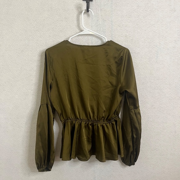 Guess Olive Satin Surplice Peplum Blouse Small Balloon Sleeve Top - Picture 2 of 7